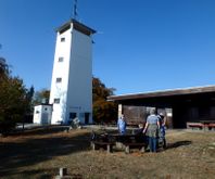 Turm und Hütte